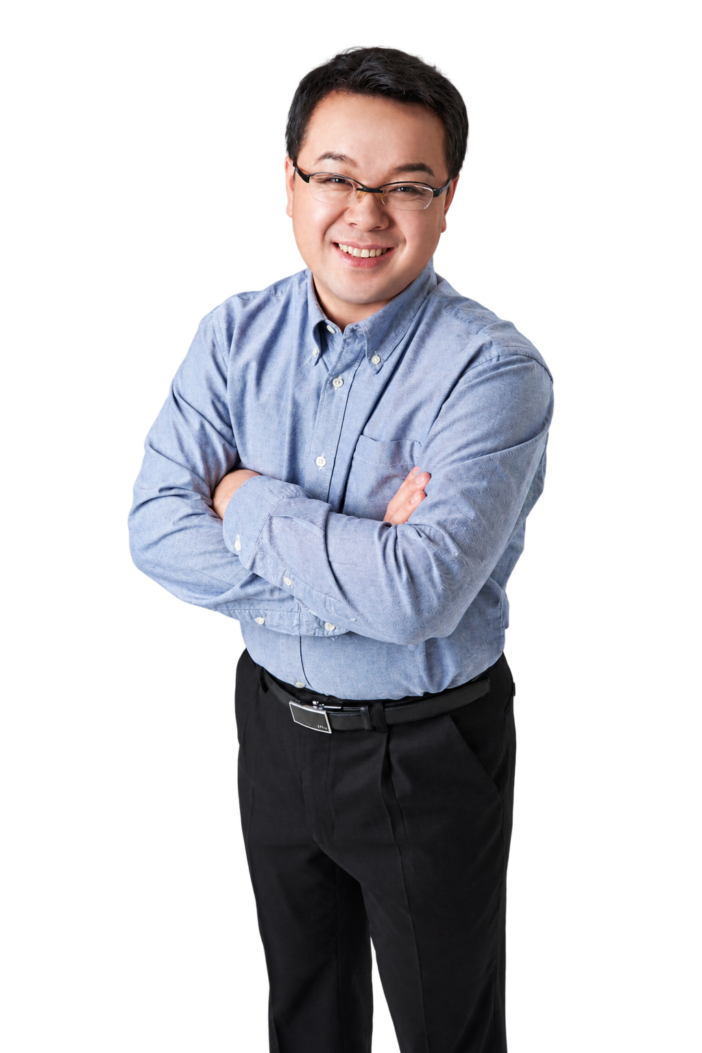 셔츠 차림으로 팔짱을 끼고 미소 짓는 김형국